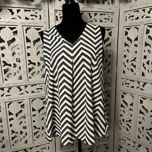 KAREN HART SNAZZY OFF WHITE & BLACK ZIG ZAG LIGHTWEIGHT STRETCHY SLEEVELESS TOP